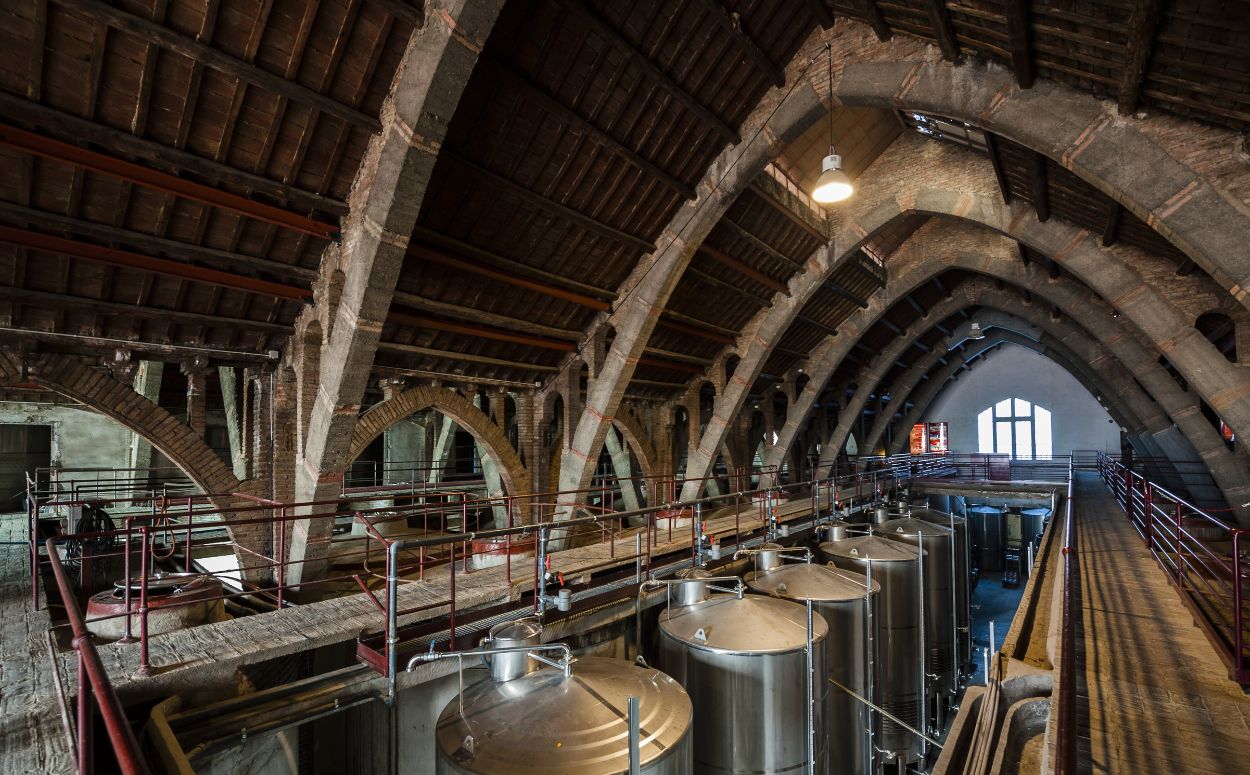 Interior del celler cooperatiu de l'Espluga de Francol, obra de l'arquitecte modernista Llus Domnech i Montaner