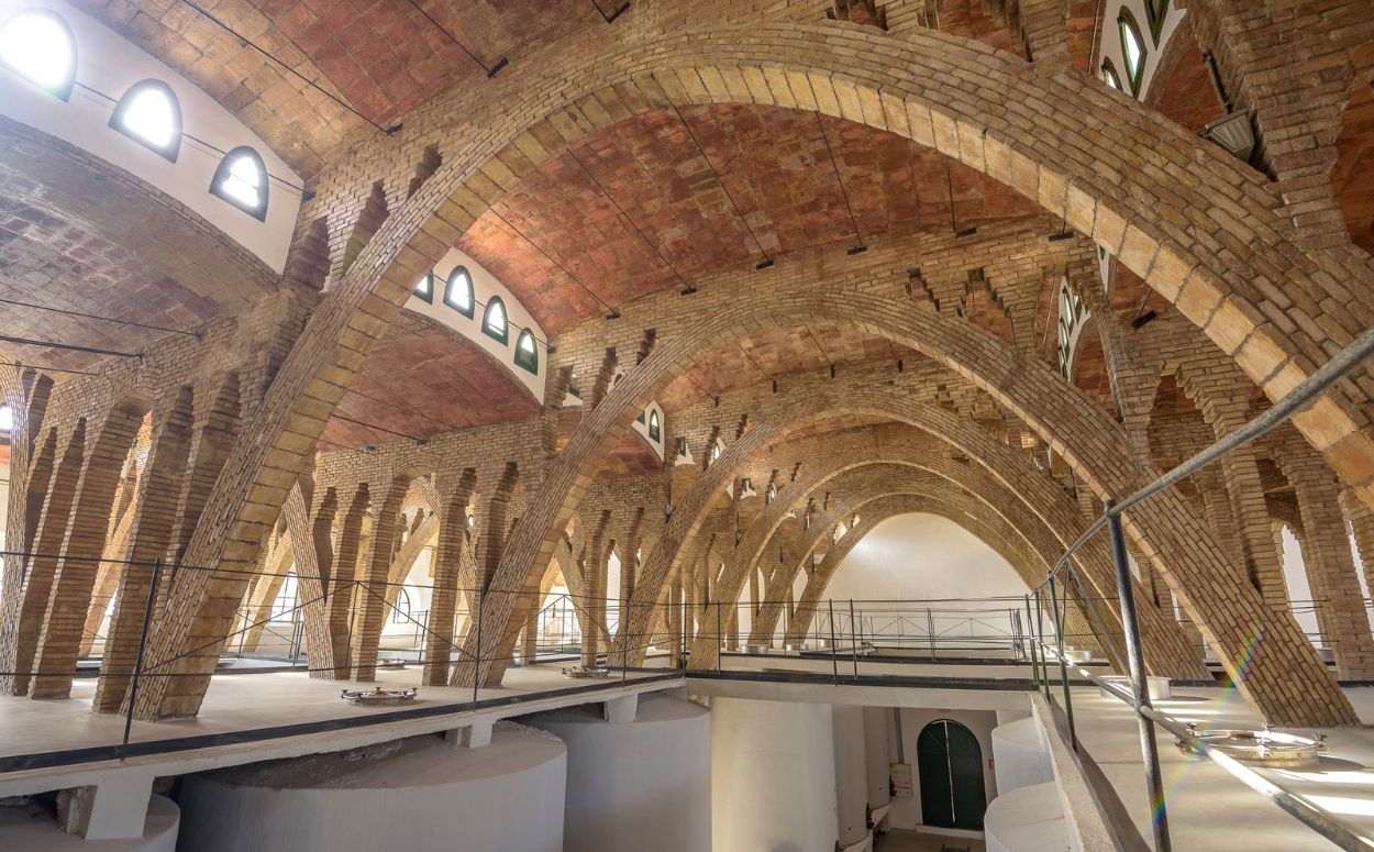 Interior del celler cooperatiu de Gandesa, a la DO Terra Alta, edifici modernista de l'arquitecte Csar Martinell Gandesa