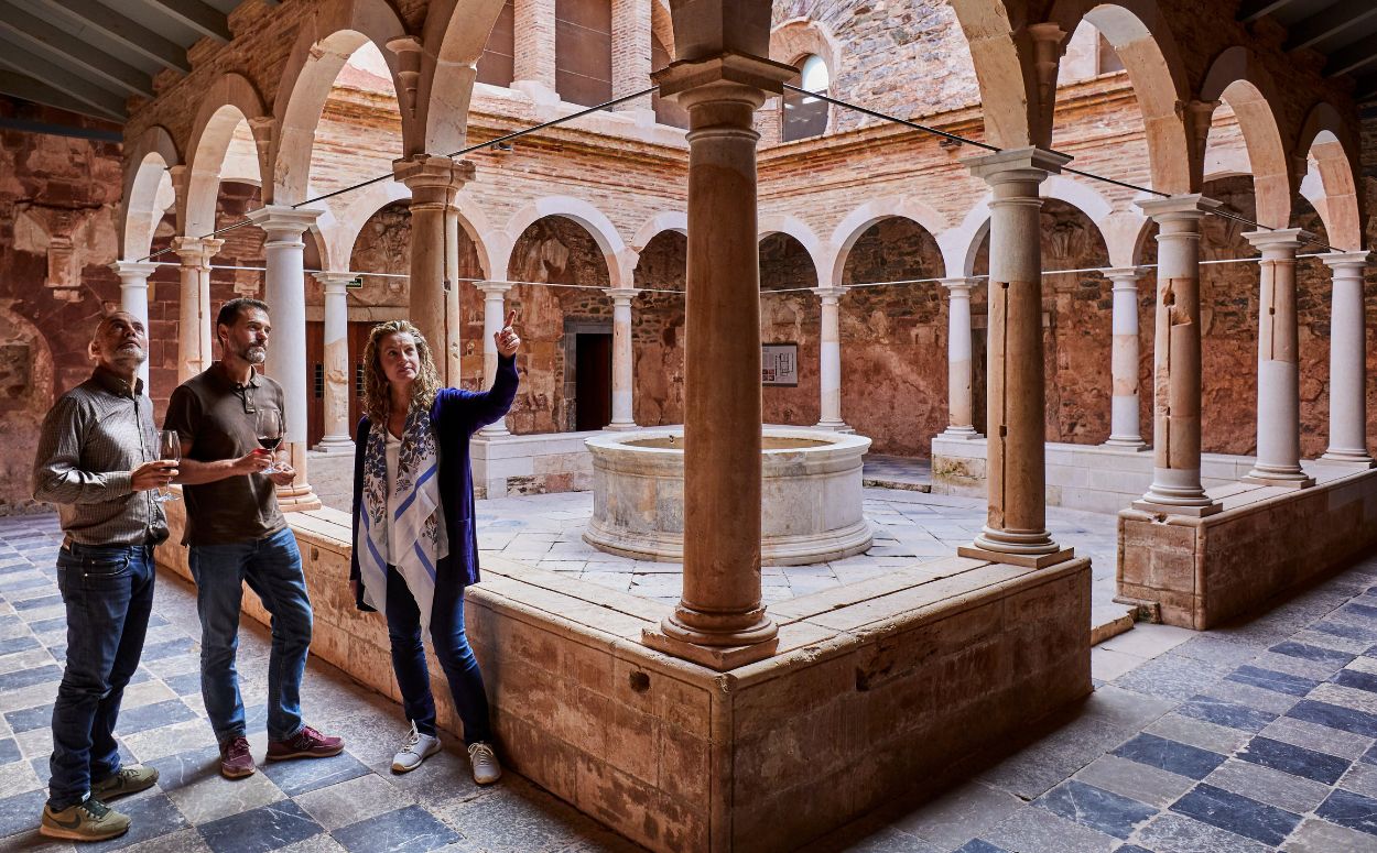 ta cultural i tast de vi al claustre de la Cartoixa d'Escaladei de la DOQ Priorat 