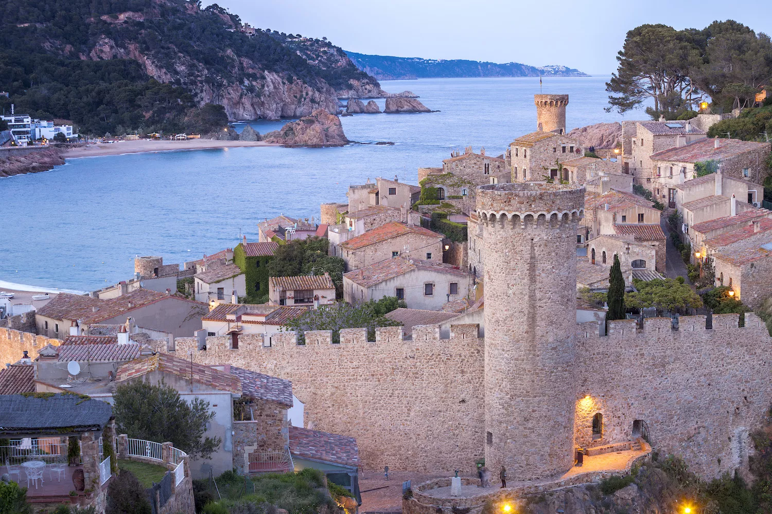 A la Vila Vella de Tossa encara hi viuen alguns veïns. El recinte emmurallat conserva bona part del perímetre original, amb les torres i els murs emmerletats