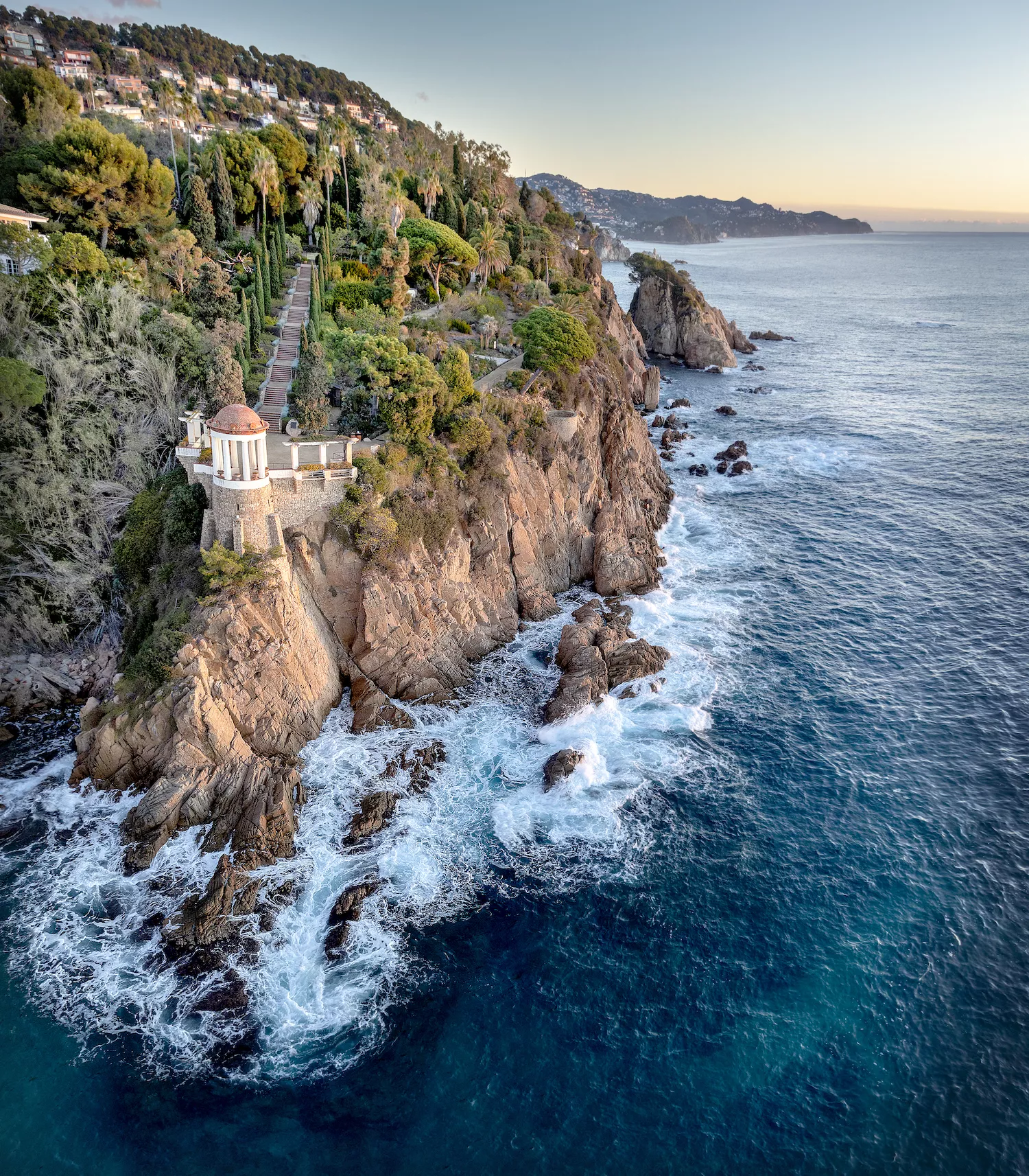 El Jardí Botànic de Marimurtra de Blanes destaca pel seu patrimoni natural: allotja més de 4.000 espècies vegetals i ofereix una magnífica vista sobre el mar