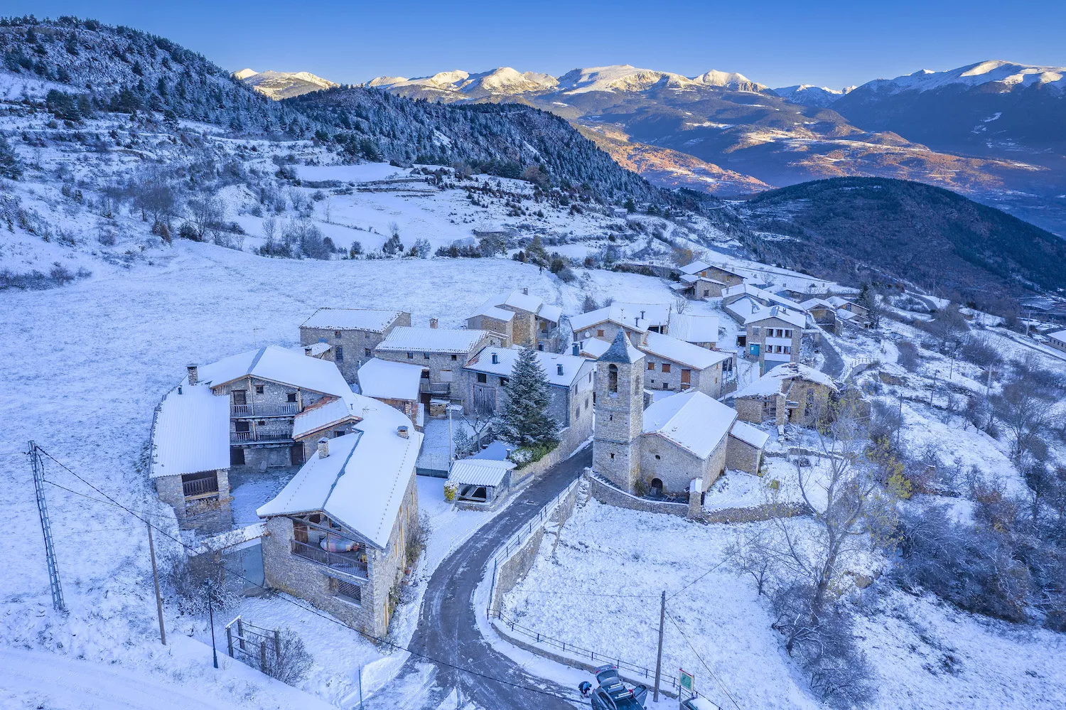 Vista aèria del petit poble d’Estana, a Montellà i Martinet, cobert de neu durant un fred matí d’hivern