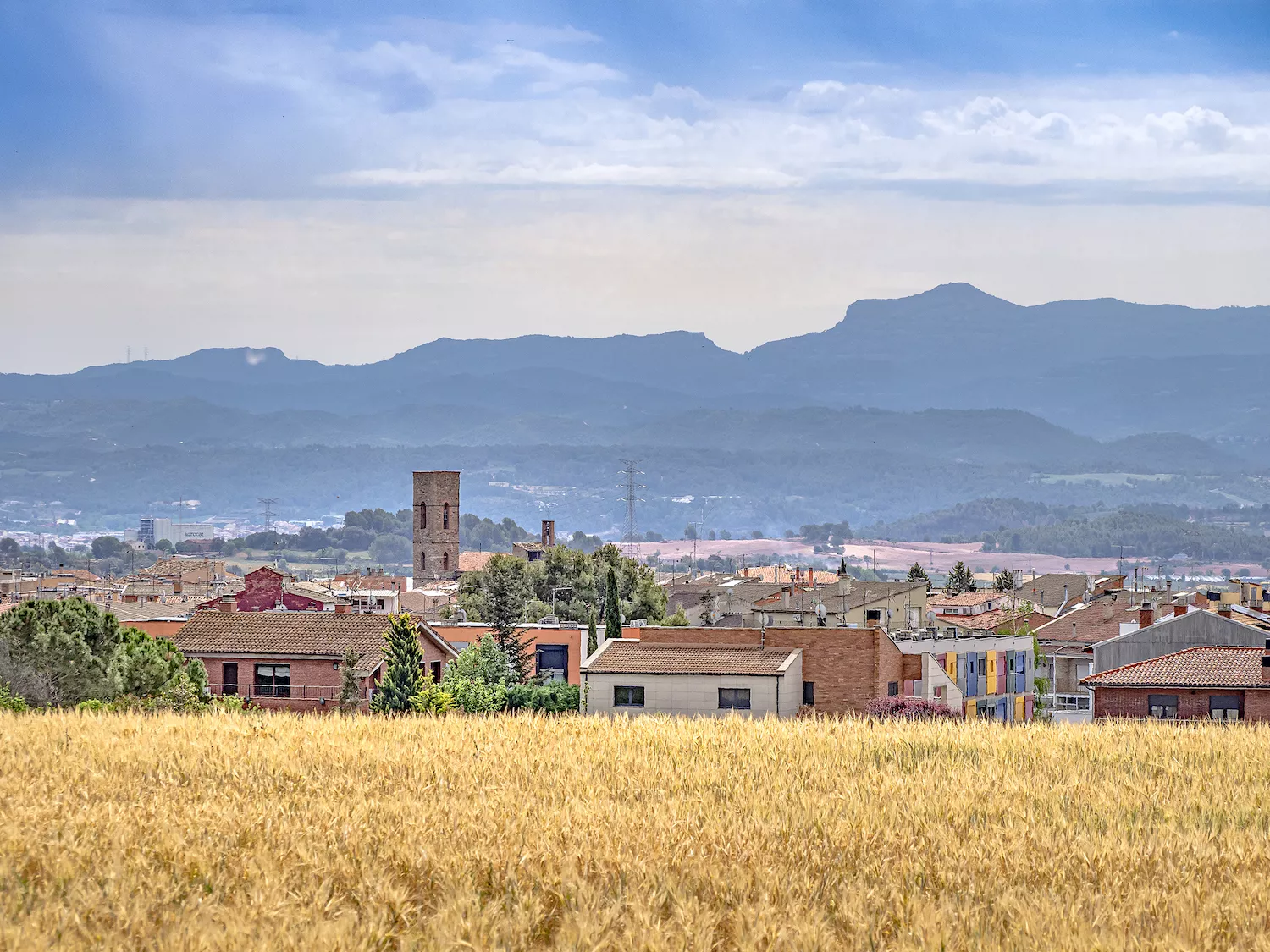 Santpedor amb el Montcau al fons