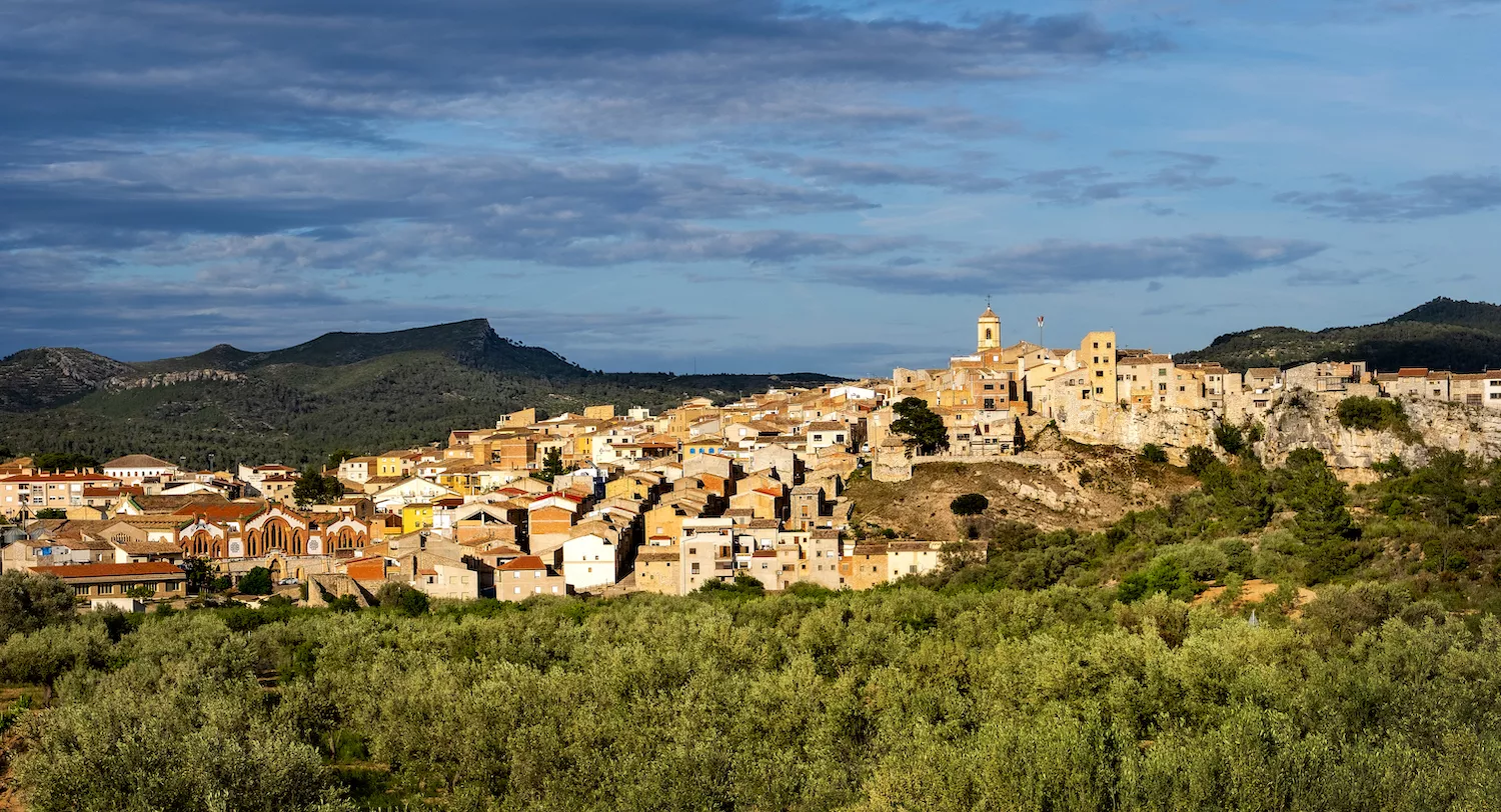 El Pinell de Brai és un dels pobles que dona la benvinguda a la Terra Alta. El seu nucli antic s’alça sobre un petit cim rocallós, del qual sobresurt el campanar de l’església parroquial de Sant Llorenç