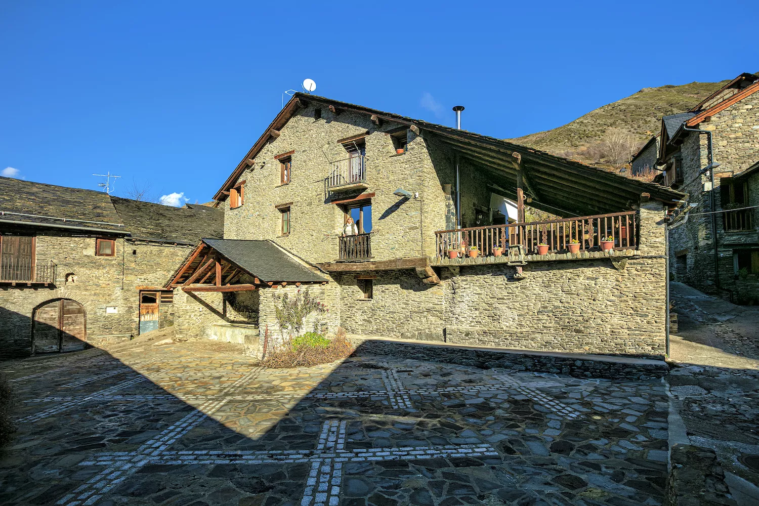 Casa Borrut es troba a la plaça Major d’Esterri. És una casa de pedra grisa i teulades fetes de llosetes de pissarra