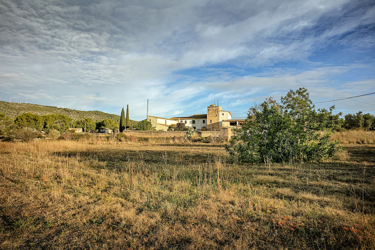 Vista de la masia la Serra, en ple massís del Garraf