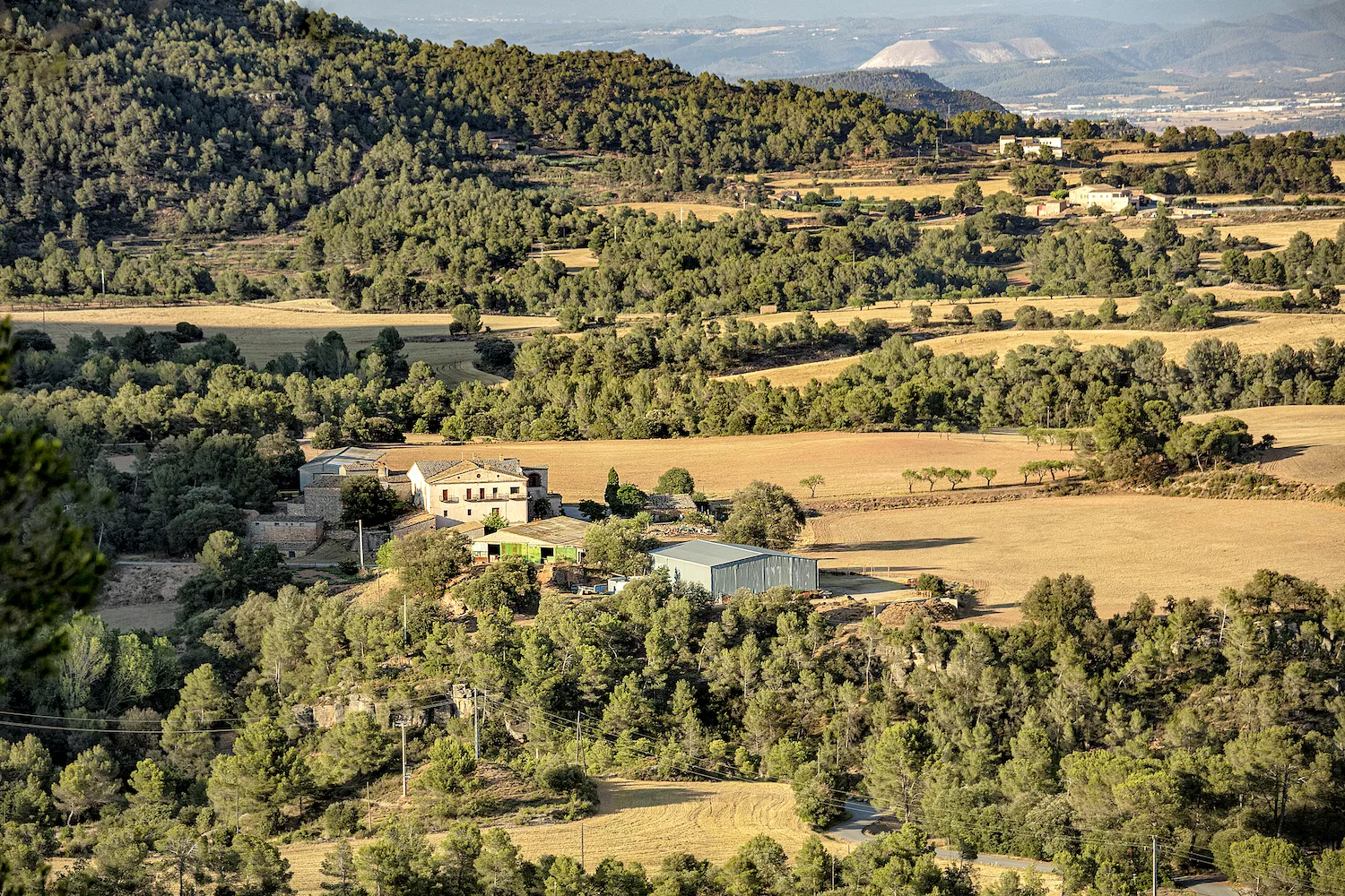 Vista de Can Torra i de l’entorn rural de Castellfollit del Boix