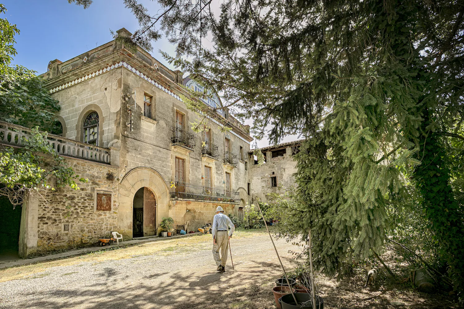 La masia Can Rovira, situada a Sant Miquel de Campmajor, forma part de l'Inventari del Patrimoni Arquitectònic de Catalunya