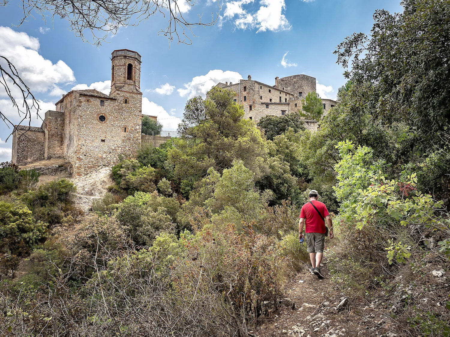 Sant Miquel i el castell d’Orpí, i el poble de Bellprat, molt vinculat geogràficament i històricament amb la Conca de Barberà