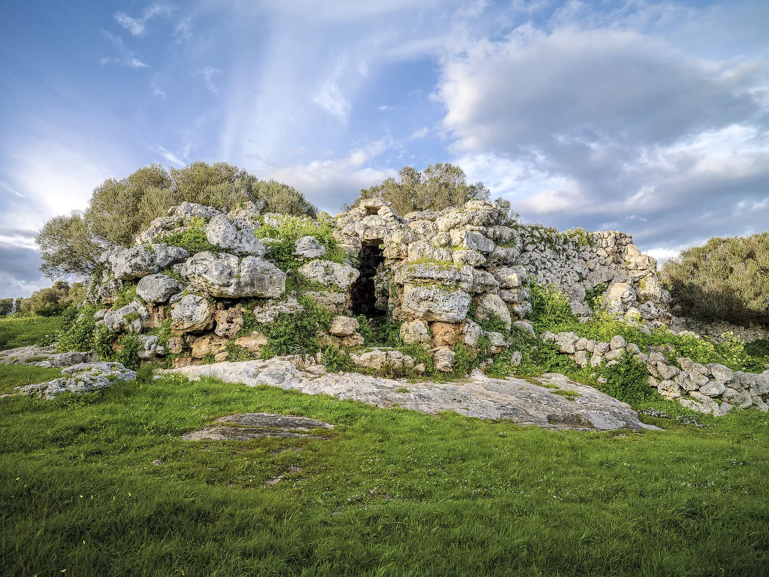 A Cornia Nou hi ha dos talaiots; el de l’est està format per dos cossos que s’uneixen entre si creant una mena de passadís pel qual s’accedeix a un turó fortificat