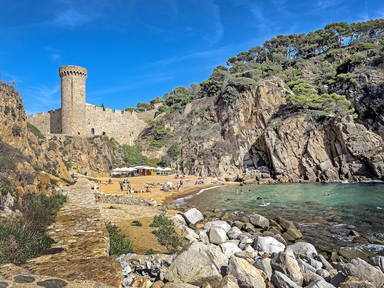 La cala des Codolar té una ubicació privilegiada a Tossa de Mar, arrecerada dels vents pels penya-segats del cap de Tossa i les muralles de la Vila Vella