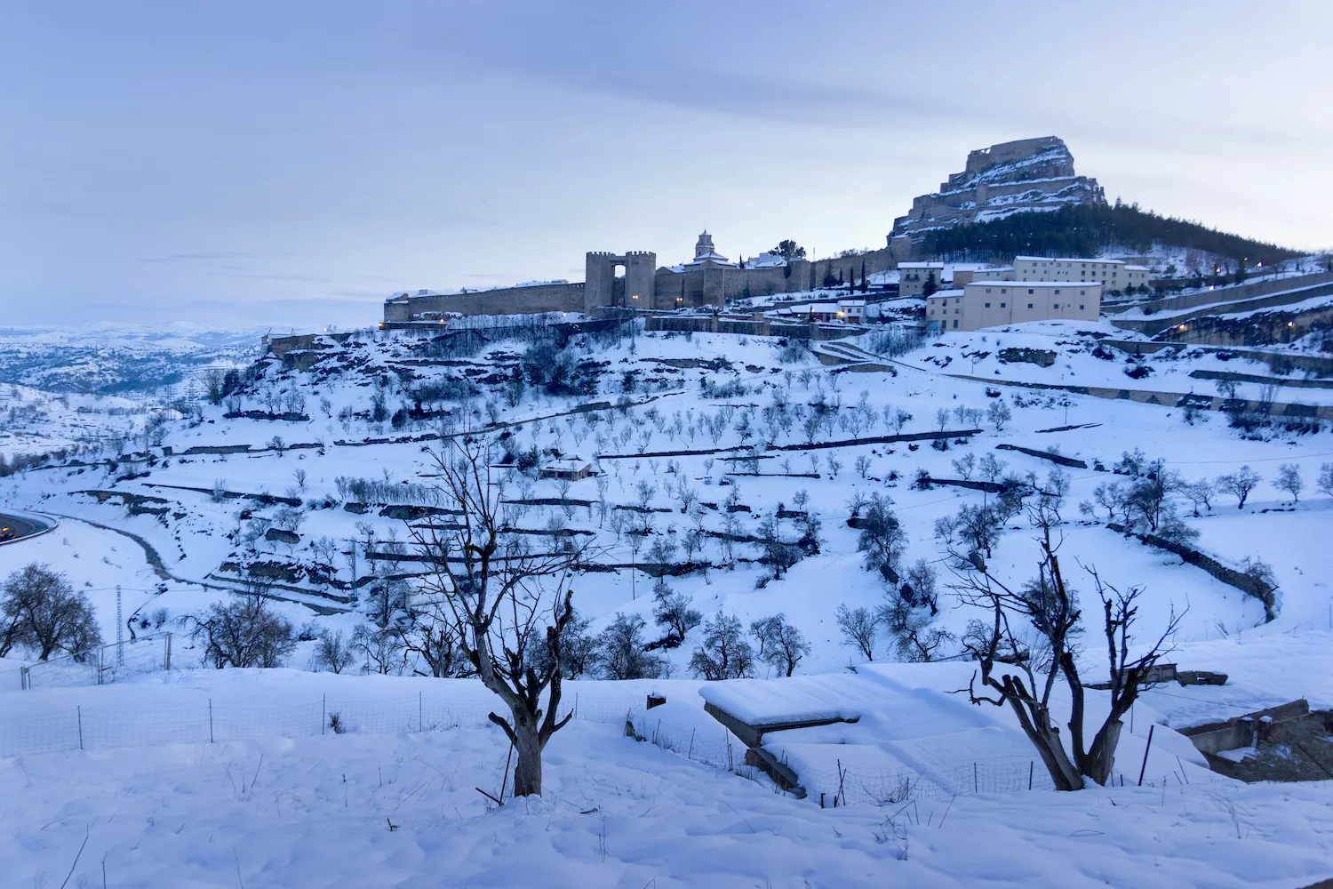 Majestuosa vista de Morella nevada