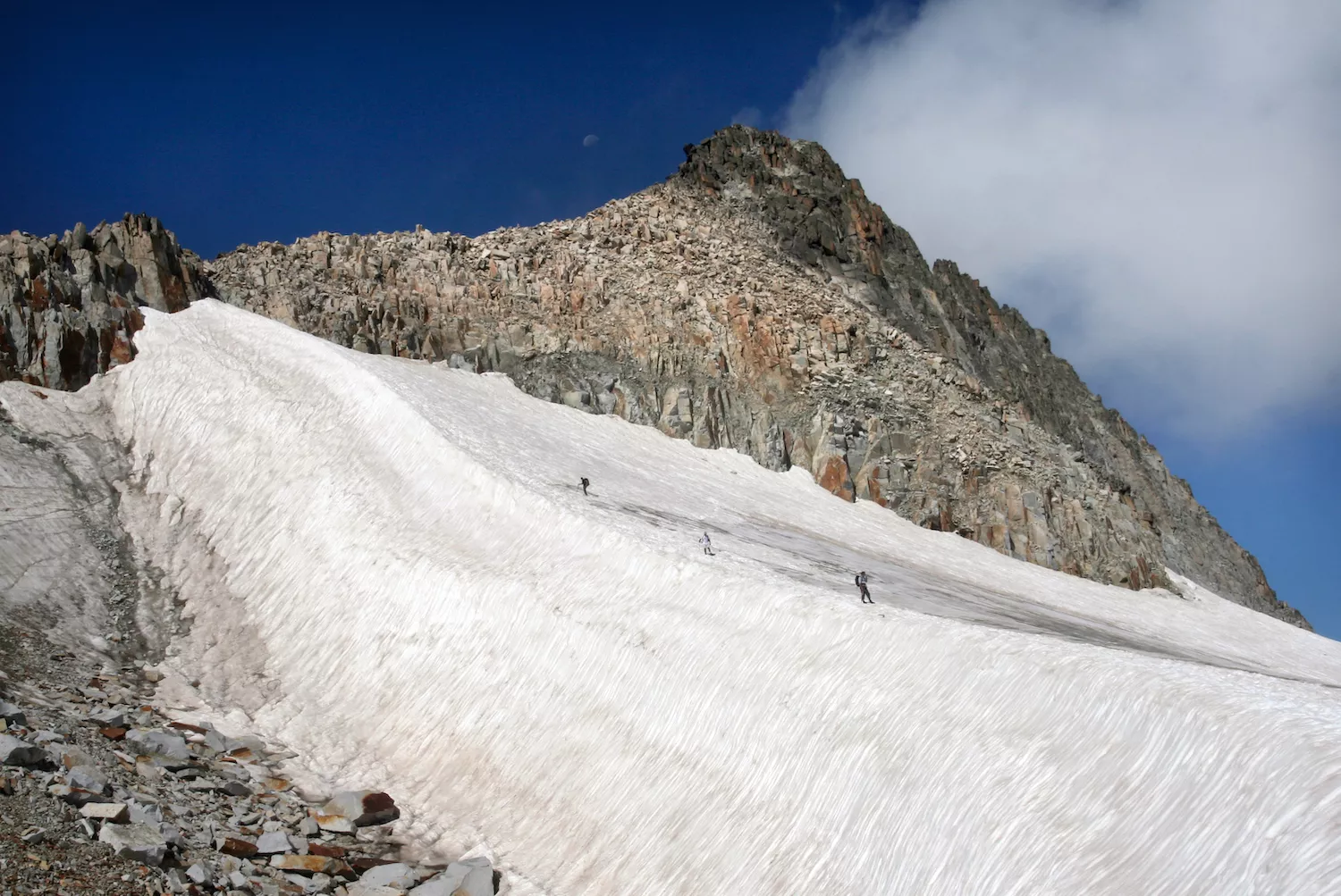 Una glacera és una massa de neu permanent. A l’Aneto n’hi ha una de 90 hectàrees i 50 metres de gruix que cal superar per arribar al cim