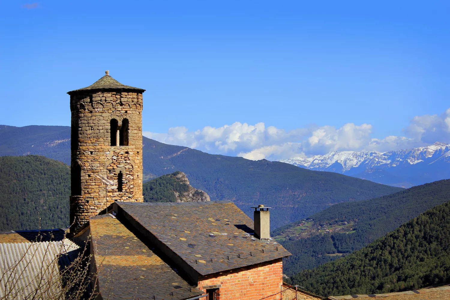 Sant Martí d’Ars mostra amb orgull el seu campanar rodó, que sobresurt tres pisos per damunt de la teulada de l’església