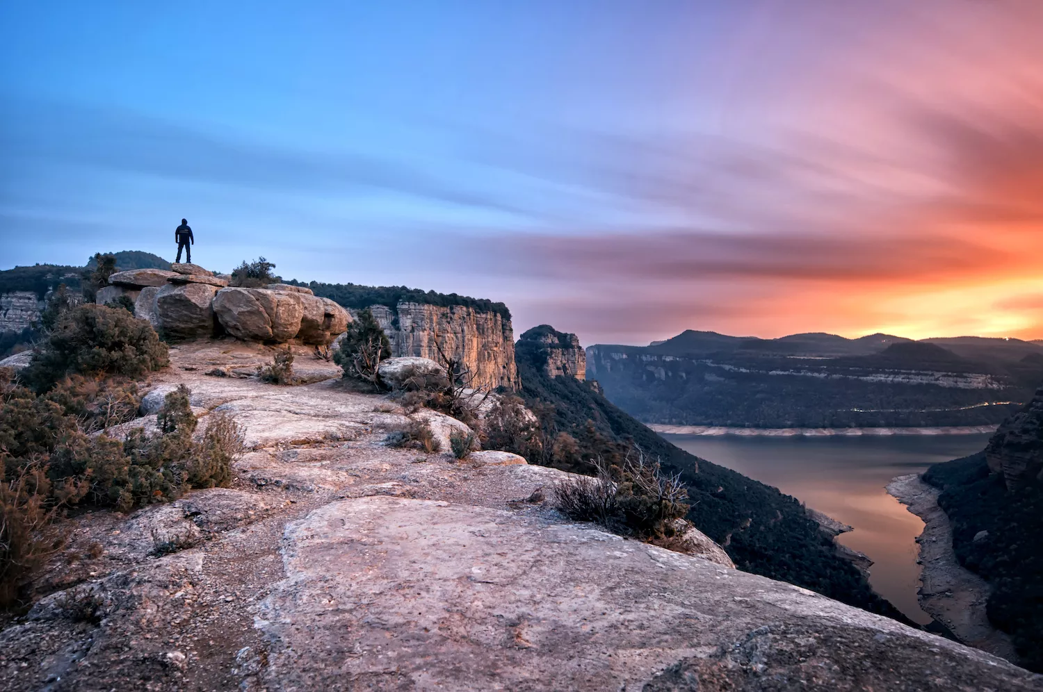 El sol es pon davant dels cingles de Tavertet, un dels fenòmens geològics més impressionants de Collsacabra