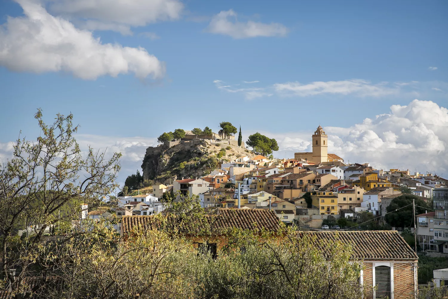 El castell de Polop és d’origen islàmic, va tenir un important valor estratègic a la zona i esdevingué centre de la baronia de Polop