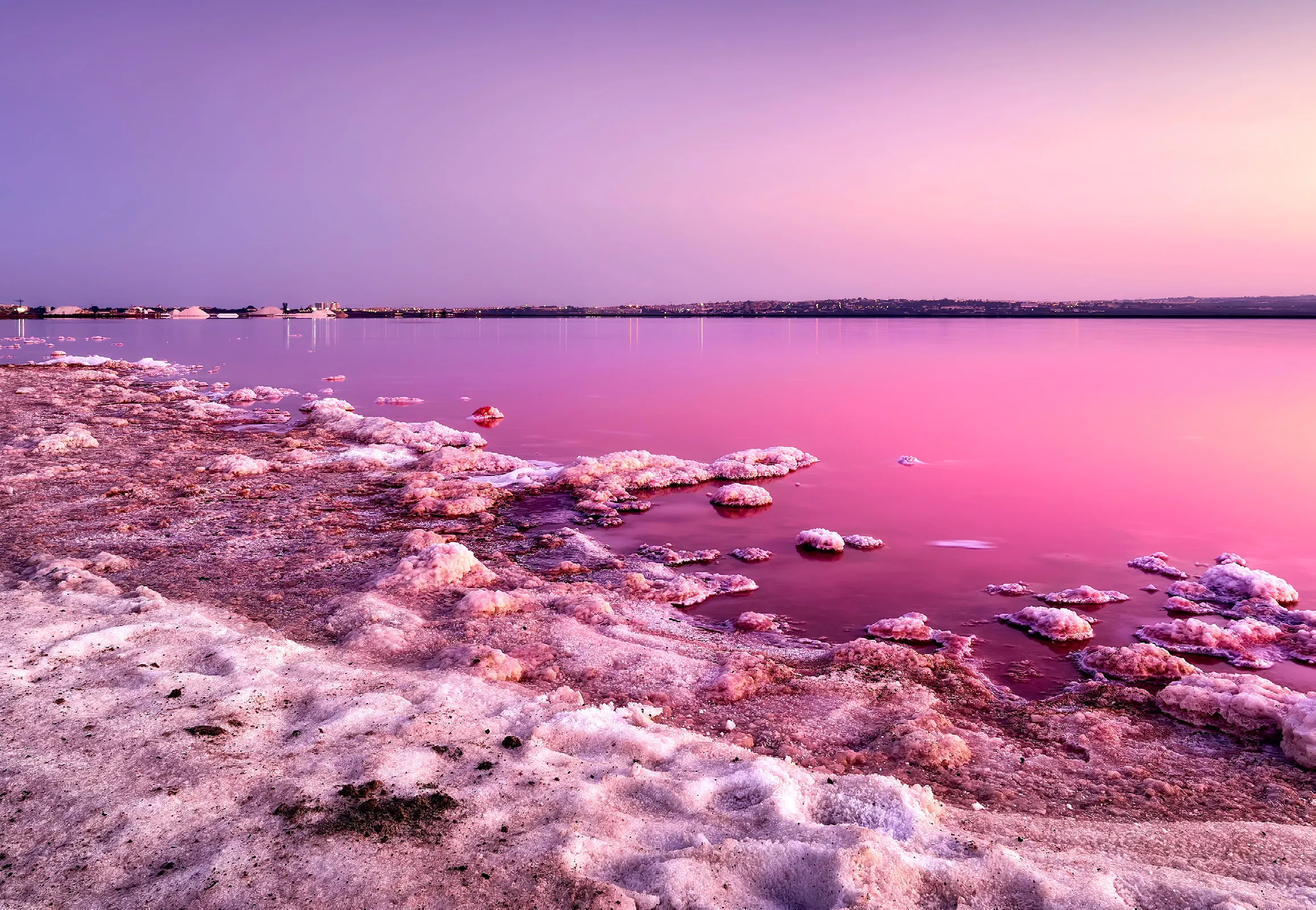 Les salines de Torrevella es troben al Parc Natural de les Llacunes de la Mata i Torrevella. La llacuna rosa és un dels racons més singulars d’aquesta explotació salinera