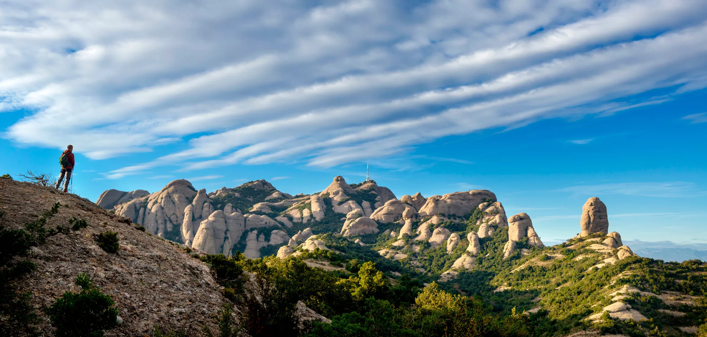 Des de la capella de Sant Jeroni, un camí amb molt pendent porta fins al mirador, situat a 1.236 metres d’altitud