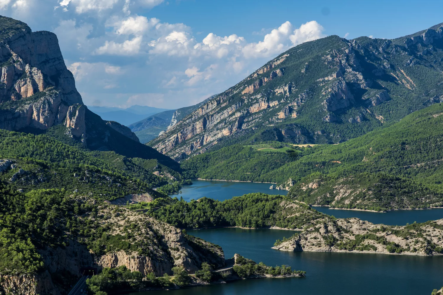 L’embassament d’Oliana, vist des de Castell-llebre, fa que el Segre es calmi després de recórrer 12 km entre congostos, des de Coll de Nargó