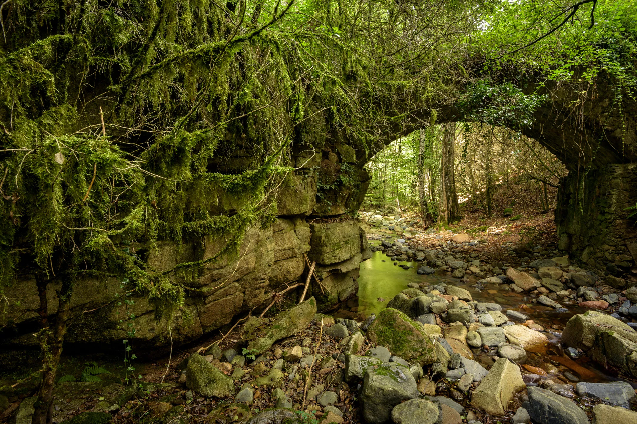 Aquest pont medieval sobre la riera de l’Erola es troba al camí que va cap al mas la Sala, on el 1594 nasqué el bandoler Serrallonga