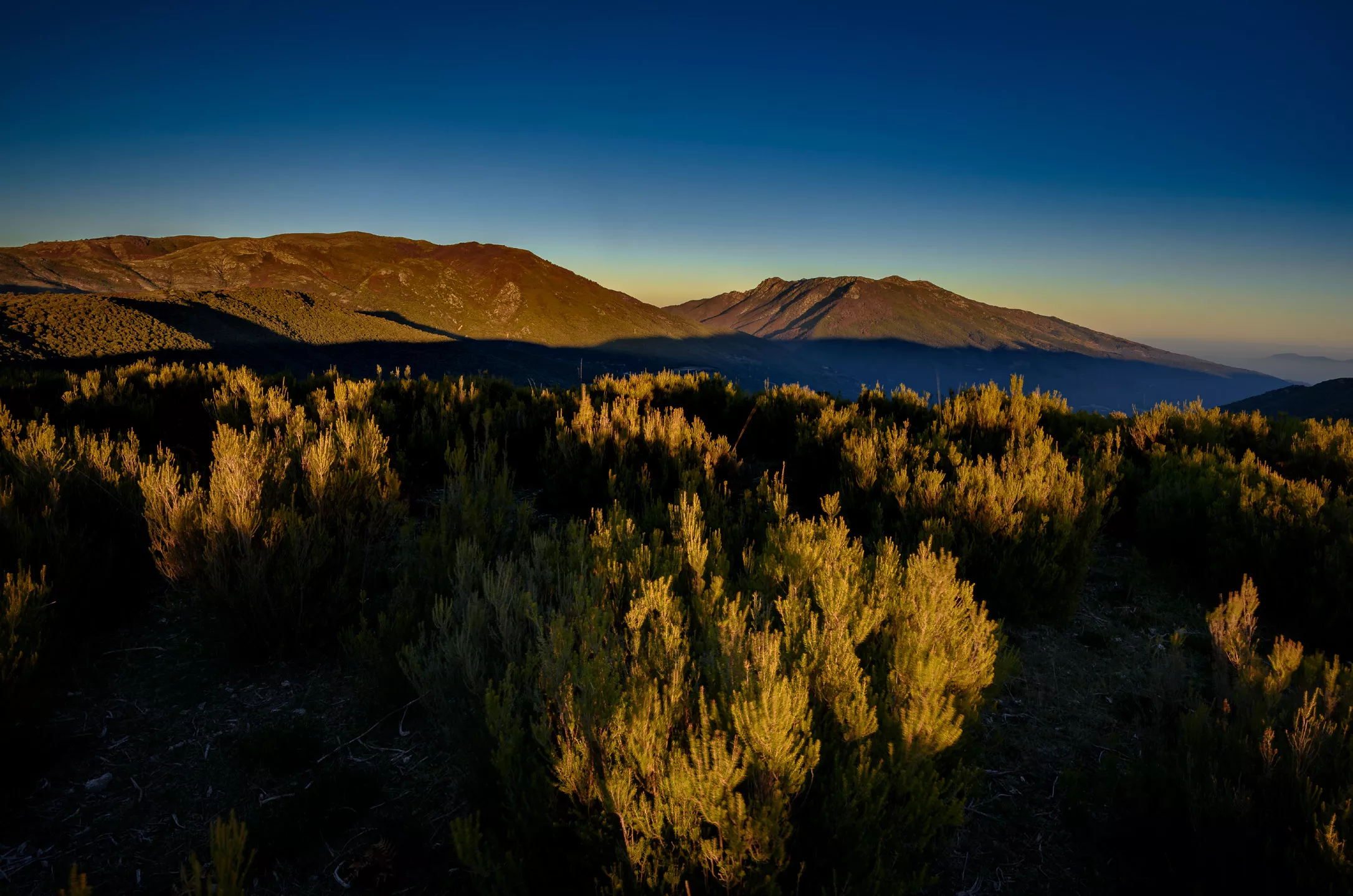 Els últims raigs de sol il·luminen les Agudes i el turó de l’Home, fotografiats del pla de la Calma estant