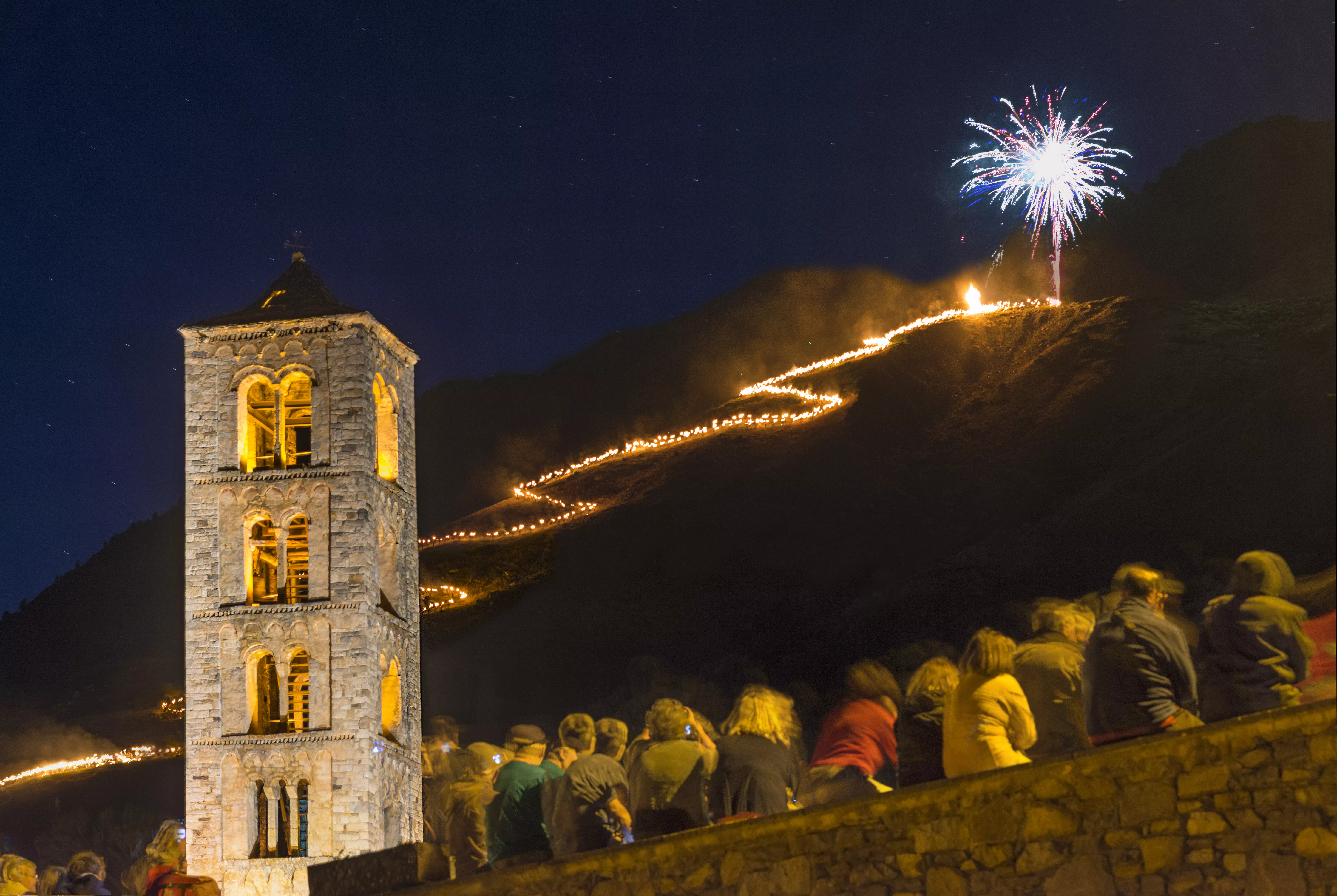 Descens de les falles des del faro, amb una serp de foc que llisca muntanya avall