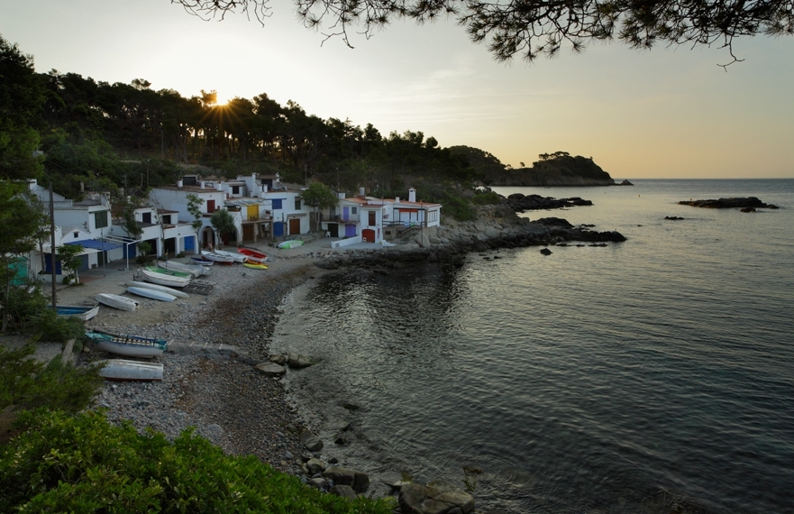 La cala s'Alguer, a Palamós, conserva les antigues barraques de pescadors, que es remunten al segle XVI. Hi passa el camí de ronda que uneix la platja Fosca amb la de Castell.