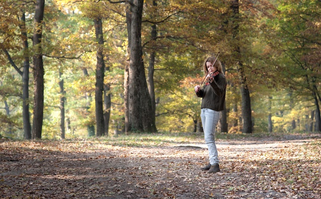 Una violinista, en un bosc