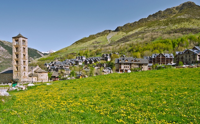 El poble de Taüll i l’ermita de Sant Climent, a la Vall de Boí