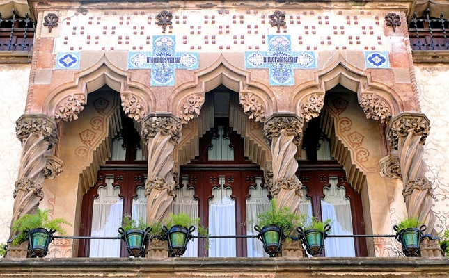 Detall de la façana principal de la Casa Coll i Regàs de Mataró