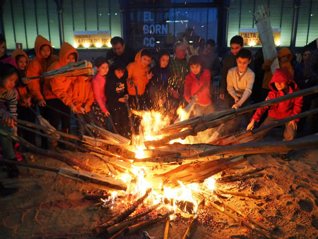 Moment en el qual els participants encenen les falles del Pirineu a la jornada Born.cat de l'Alta Ribagorça.