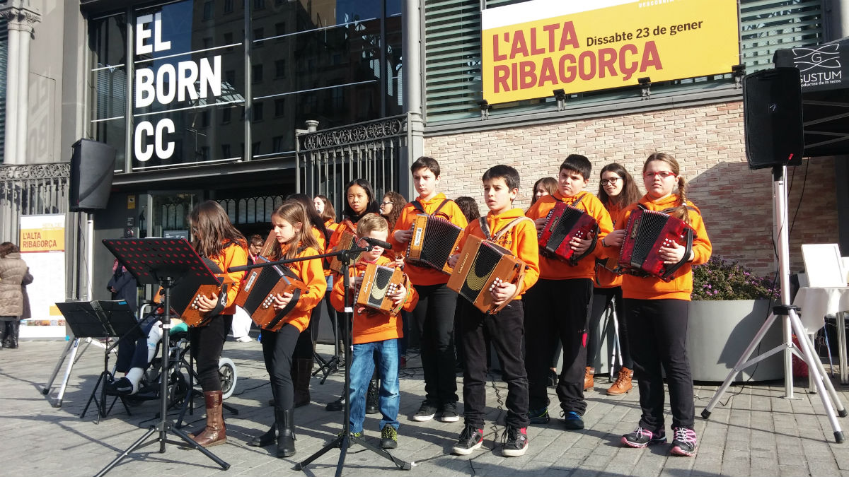 Balls tradicionals i música d'acordions diatònics durant la jornada Born.cat dedicada a l'Alta Ribagorça.