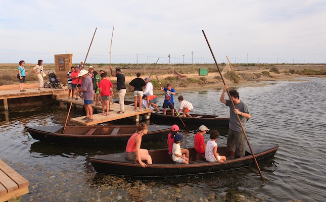 Unes famílies participen en l’activitat ‘L’espavilat del Delta’, a MónNatura Delta - Unes famílies participen en l'activitat 'L'espavilat del Delta', a MónNatura Delta