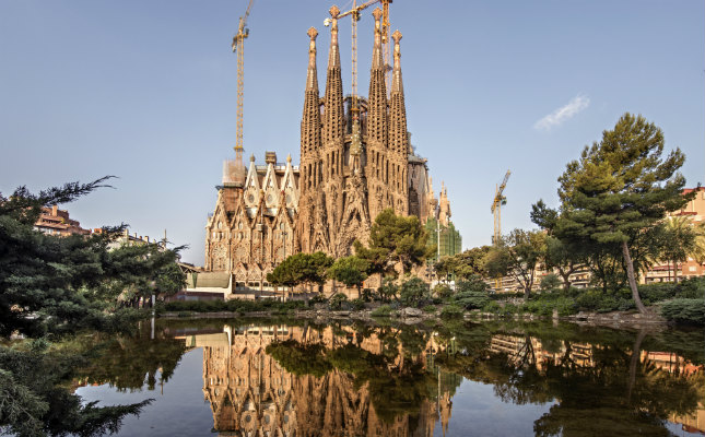 Vista frontal de la basílica ideada per Antòni Gaudí a Barcelona.