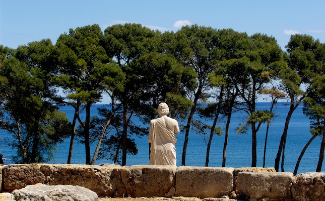 L'escultura d'Asclepi, al jaciment grec d'Empúries