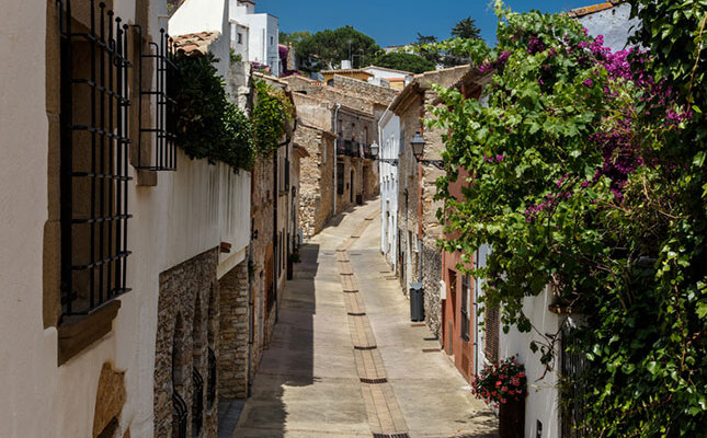 Uns dels carrers que travessen el poble de Begur