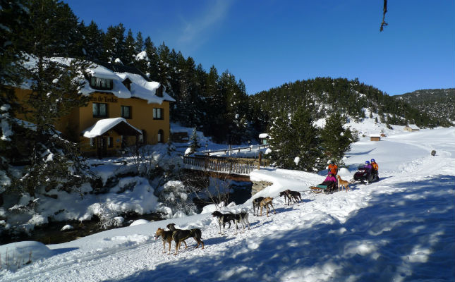 Façana i voltant dels Banhs de Tredòs durant l'hivern