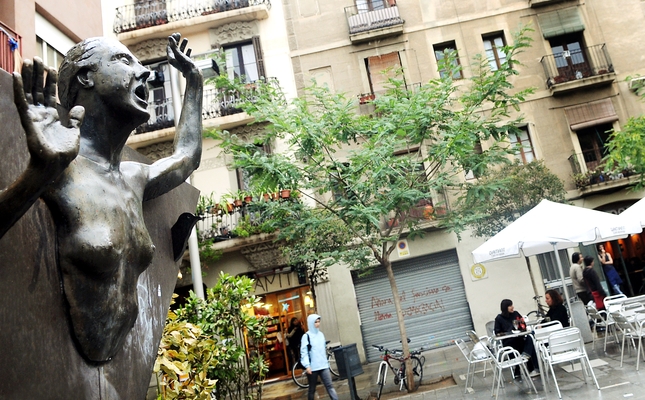 Escultura en homenatge a la protagonista de l'obra, a la plaça del Diamant