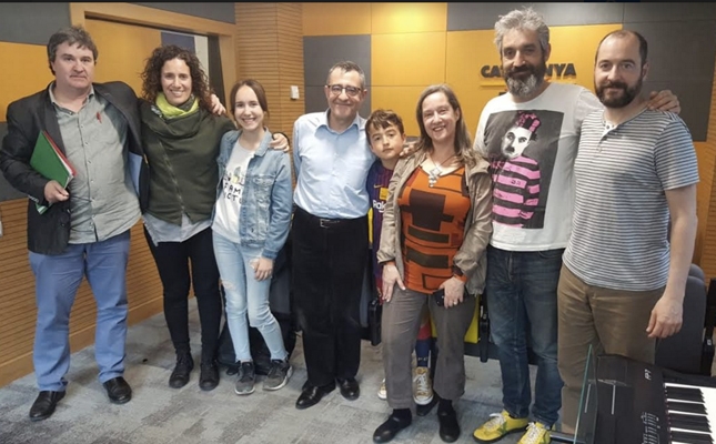 Foto de família amb els finalistes del trivia del Monument favorit, Núria Barbany (segona d'esquerra a dreta) i Àlex Lloreda (quart d'esquerra a dreta)