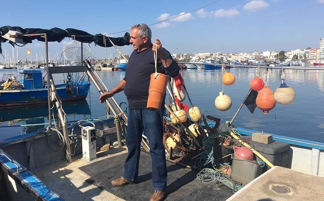 Pescador conduint l'activitat 'Puja a la barca'