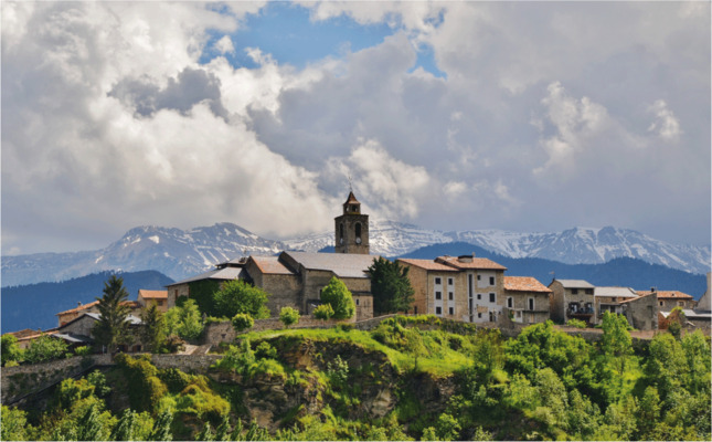 Bellver de Cerdanya amb el campanar de l'església de Santa Maria de Talló de teló de fons