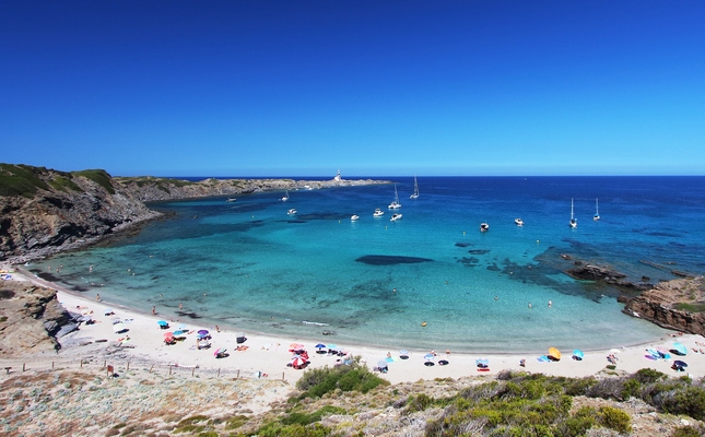 Cala Presili, a Menorca, amb el far de Favàritx de fons