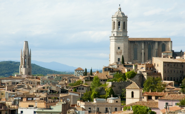 La catedral de Girona, a la dreta, és segurament l’edifici més icònic del nucli