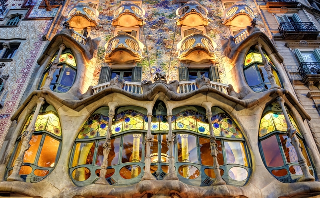 Façana principal de la Casa Batlló il·luminada