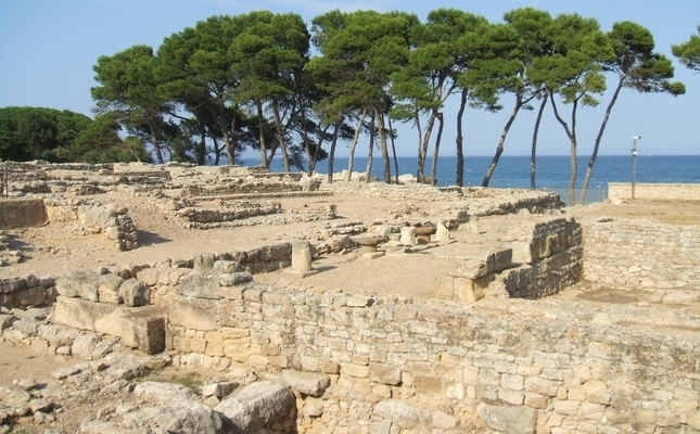 Restes del temple grec d'Empúries dedicat a les divinitats Isis i Zeus Serapis