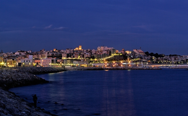 La ciutat de Tarragona de nit des del mirador del passeig de l'Escullera