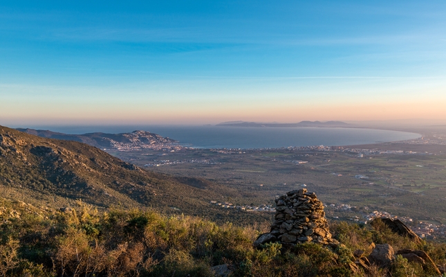 El Pic de l'Àliga ofereix una panoràmica del golf de Roses.