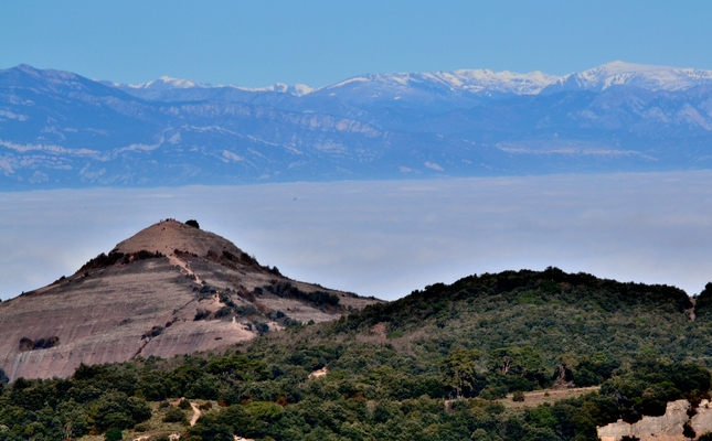 La característica silueta del Montcau, amb els Pirineus al fons