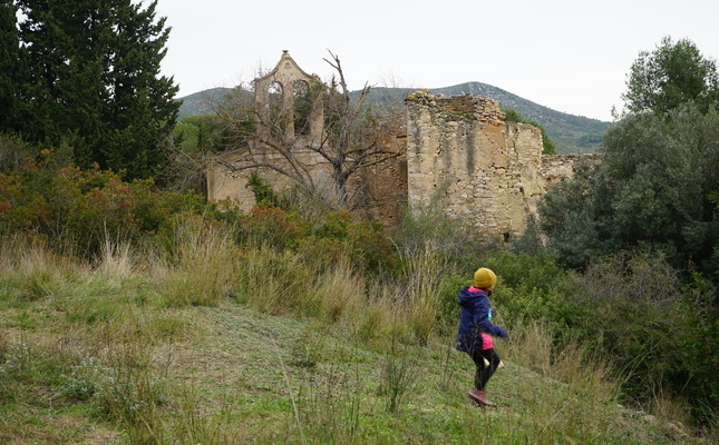 La façana i el campanar d’espadanya en ruïnes de l’antiga església de Jafra - La façana i el campanar d'espadanya en ruïnes de l'antiga església de Jafra