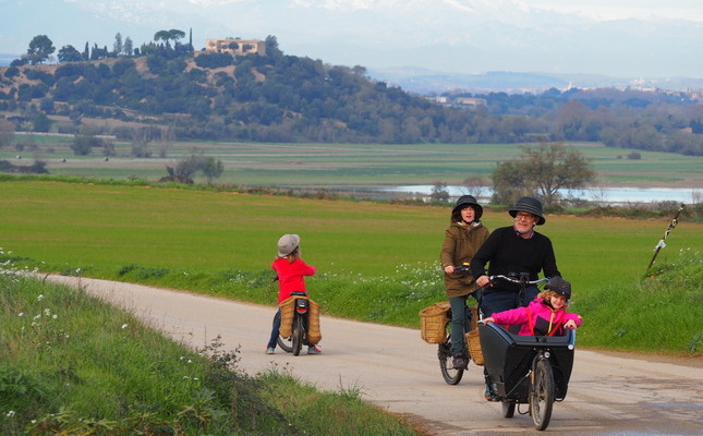 Un família en burricleta pels camins entre pobles del Baix Empordà